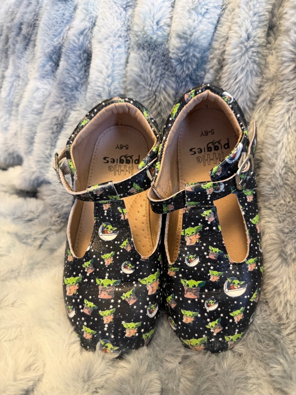 Girls Baby Yoda Dress shoes Size 5/6years(13/1)